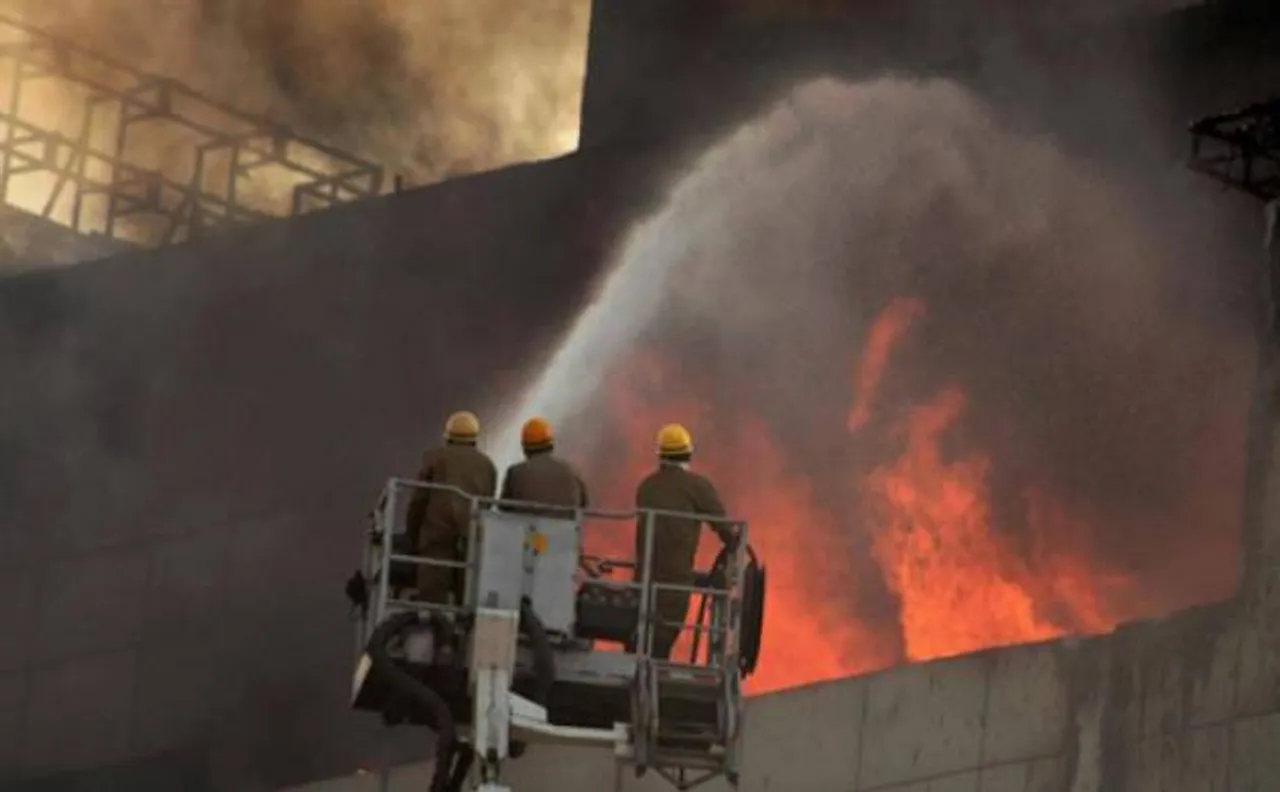 Massive fire in building on Colaba causeway in South Mumbai
