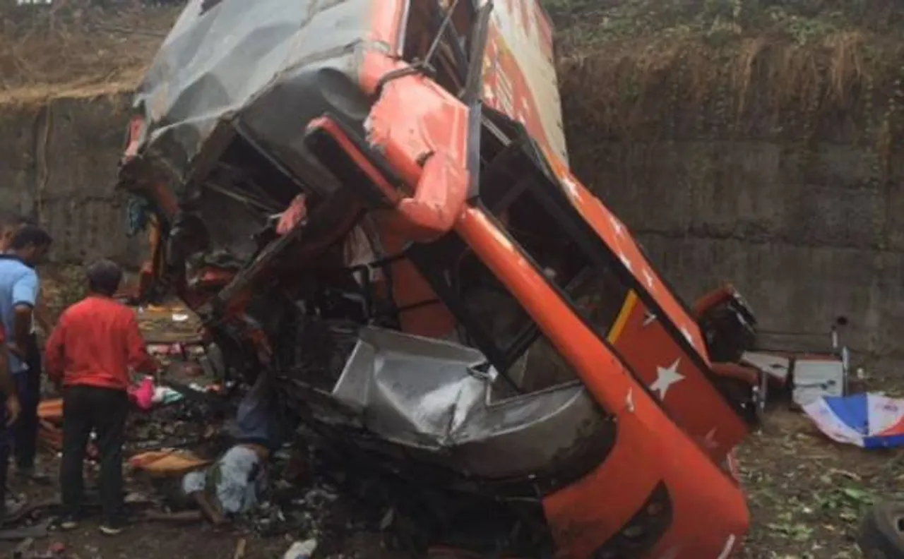 17 killed after a bus crashes into two cars on Mumbai-Pune expressway