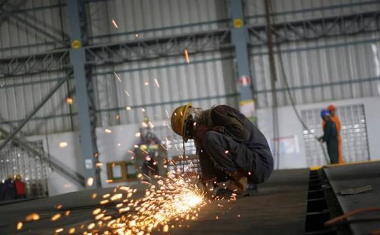 Output growth likely to improve in FY17: RBI survey