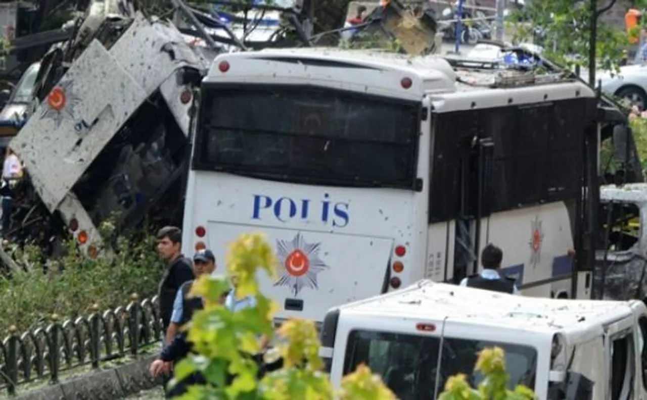 Car bomb attack in Istanbul kills 11, 4 suspects detained