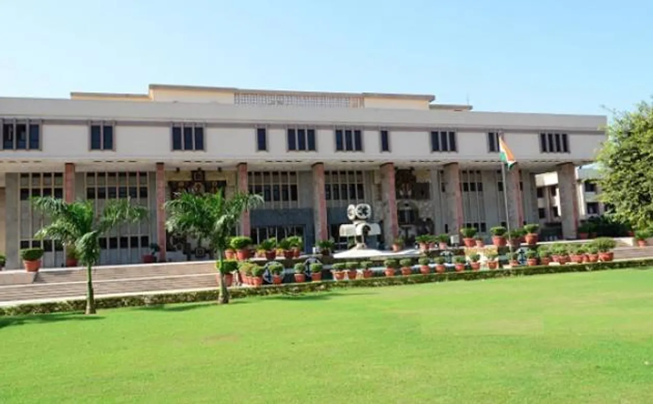 Large scale irregularities in Delhi govt departments: CAG