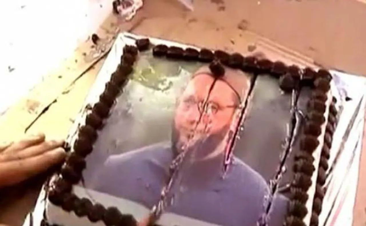 Raj Thackeray celebrates his birthday by cutting cake with Asaduddin Owaisi photo 