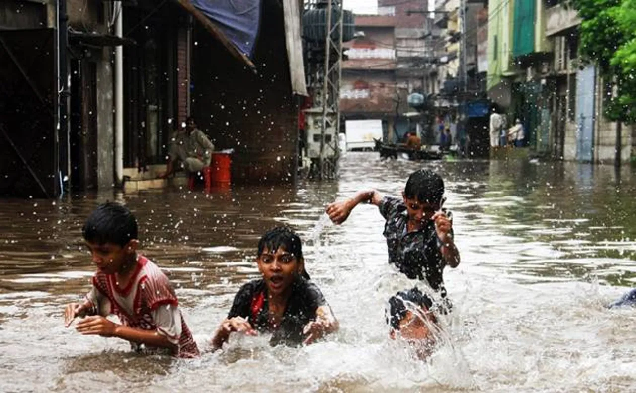 10 killed, 13 missing in heavy rains in China