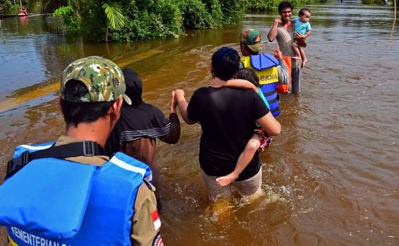  Indonesia: Flash floods kill 35, thousands of homes damaged
