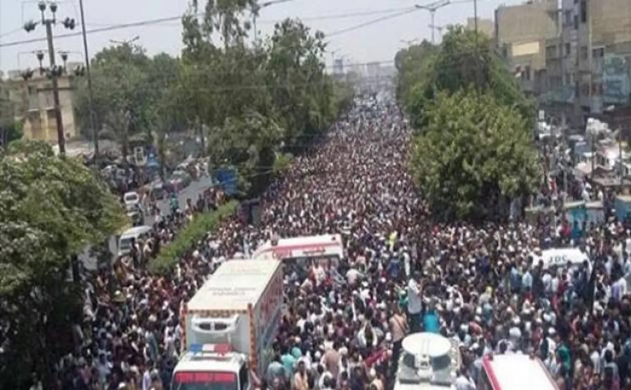 Tearful mourners throng Karachi for Amjad Sabri's funeral