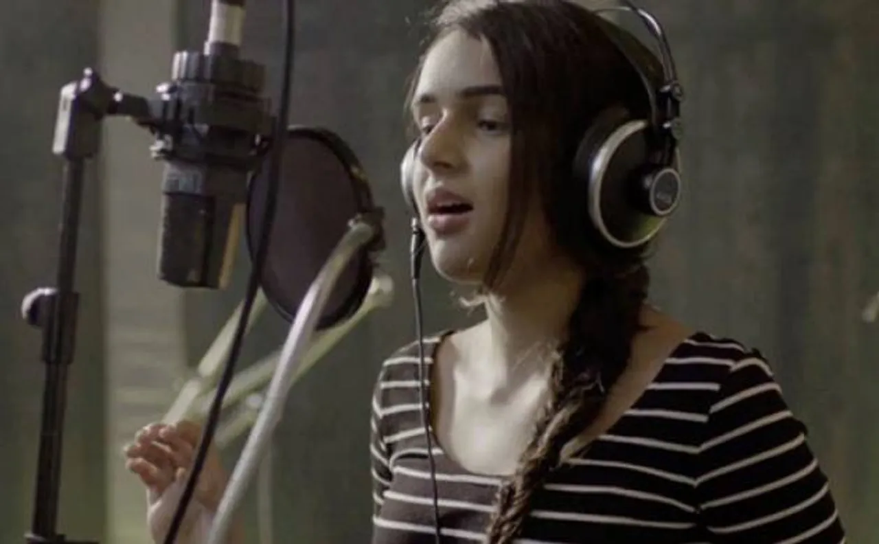 B-Town showers love for Kaveri's singing debut