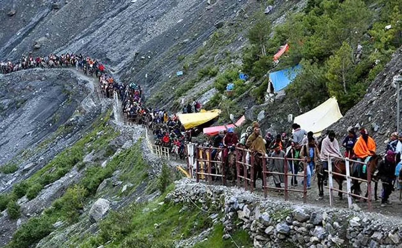 Over 13,000 pilgrims pay obeisance at Amarnath cave shrine