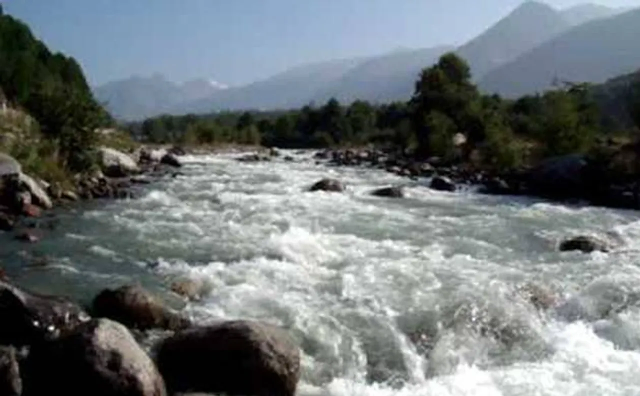 One dead, 6 feared washed away as car plunges into Beas river