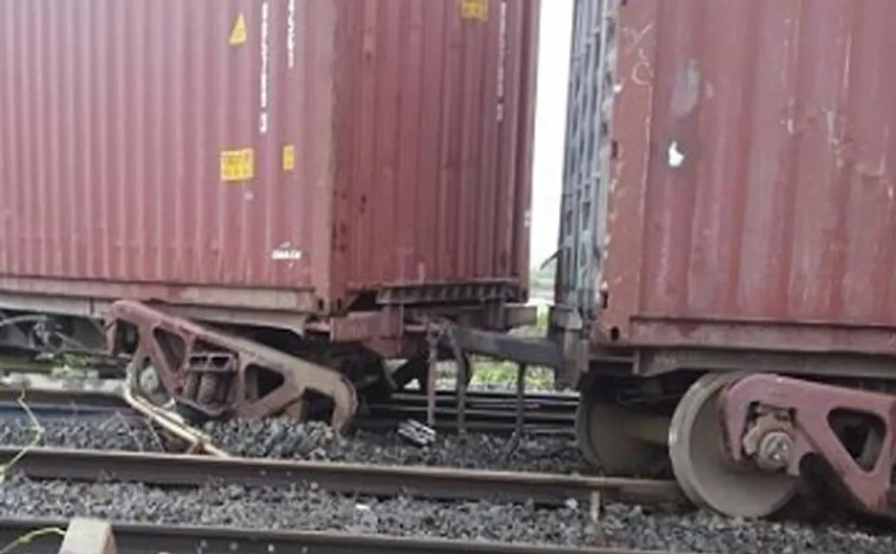 Goods train derails near Mumbai; no casualties