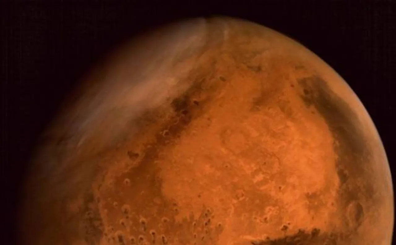 Dark streaks on Mars indicate presence of flowing water