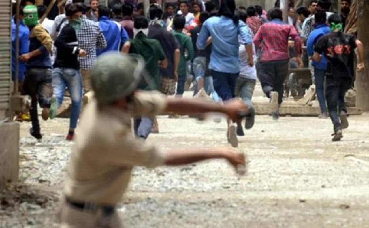 Kashmir hit by violence: 21 dead, over 200 injured in clashes after Burhan Wani