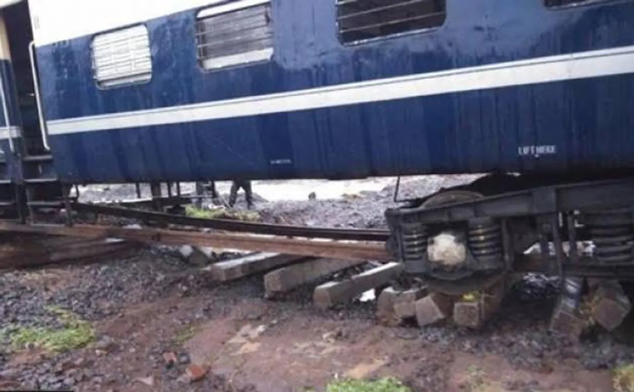 Four coaches of Surat-Nandurbar passenger train derail in Mumbai; helpline numbers inside