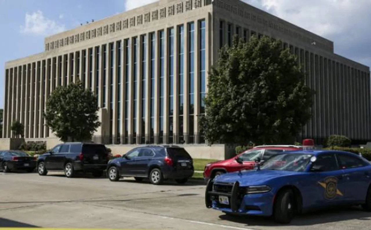 Inmate kills two bailiffs at Michigan courthouse; gunned down 