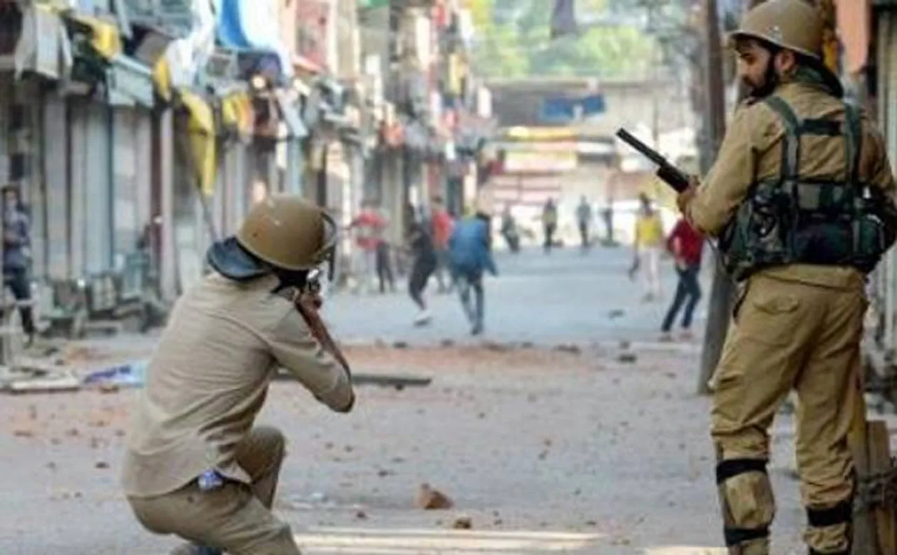 Kashmir unrest: Next 48 hours crucial, Home Ministry alerts security forces