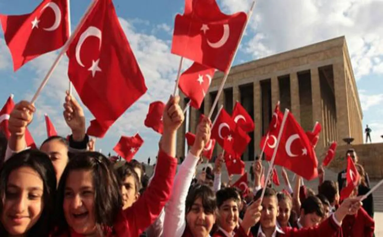 Turkish citizens flock to streets to support President Erdogan, after coup failed