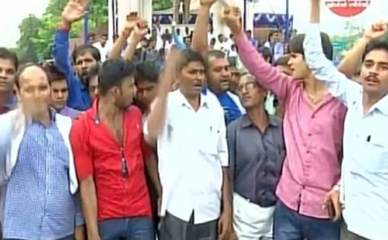 BSP workers in Lucknow demand action against Dayashankar Singh