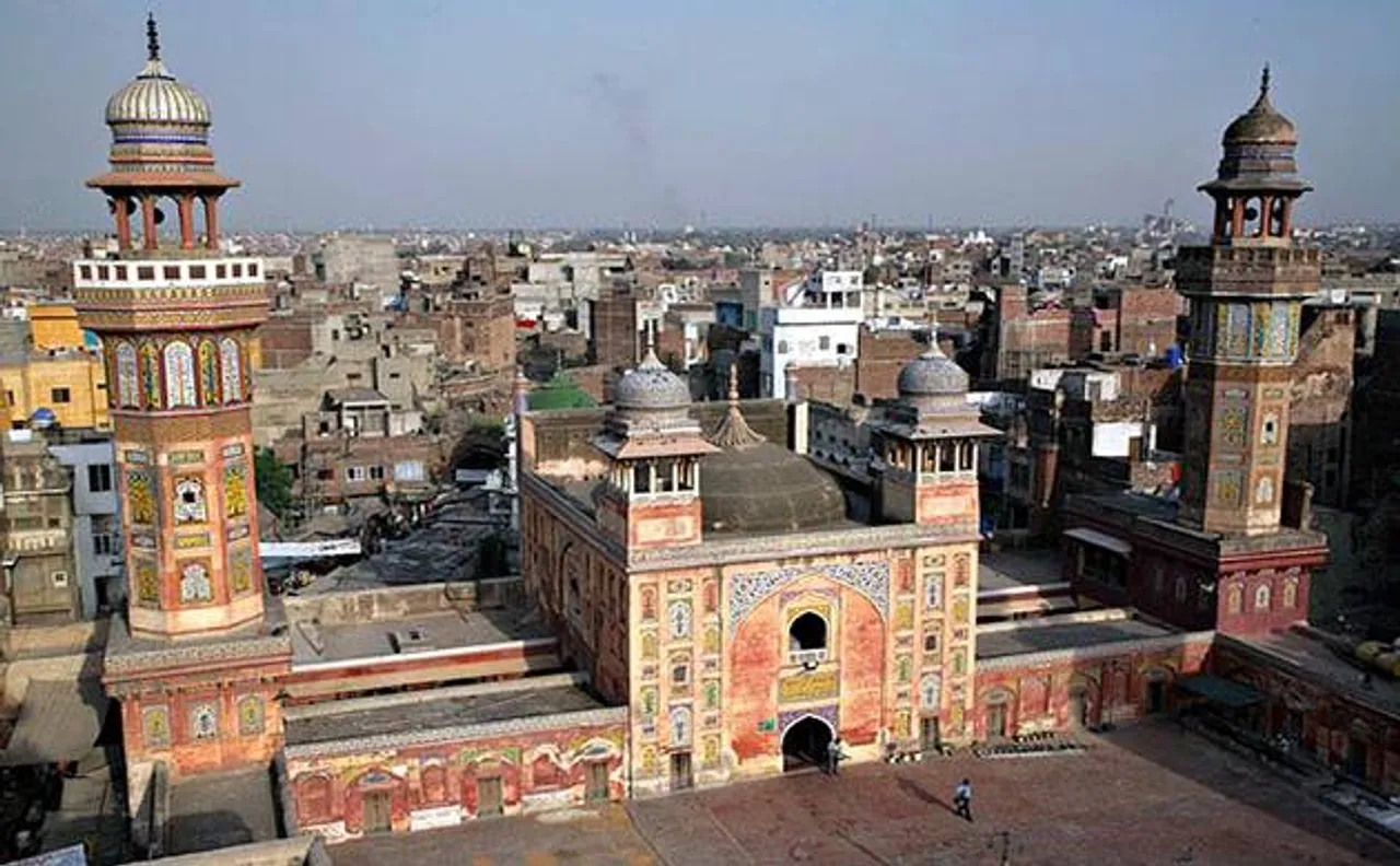 Lahore: Pakistan averts major terror attack, 7 militants shot dead