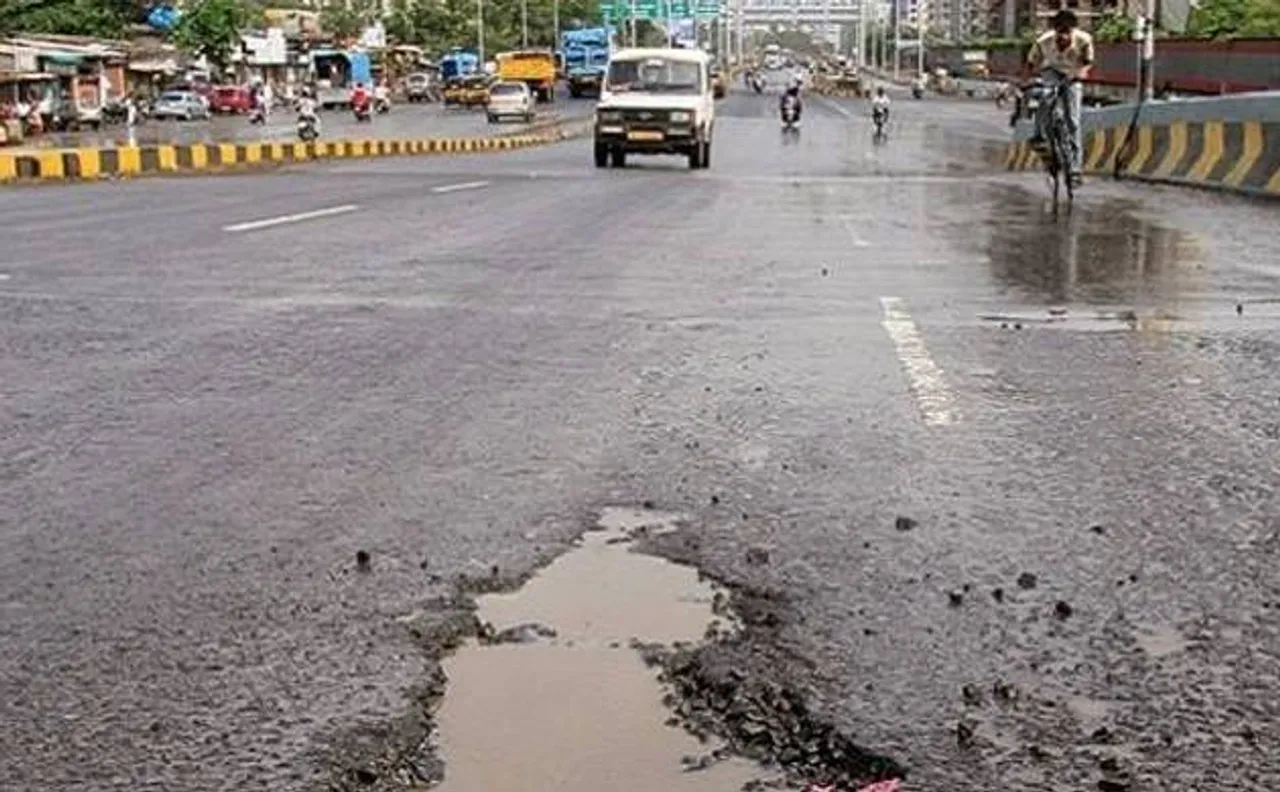 Motorcyclist beheaded after falling in pothole, AAP govt blames Delhi Police 