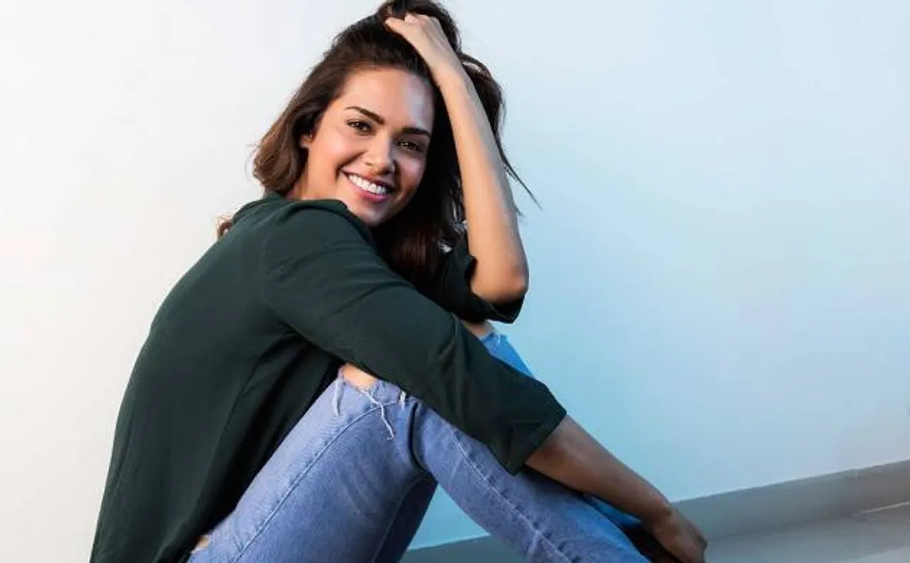 Bollywood Actress Esha Gupta to will be seen with  Ajay Devgn in  'Baadshaho'