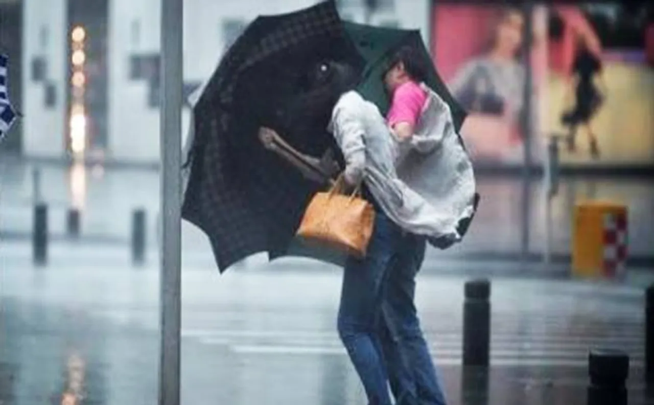 Typhoon Nida makes landfall in China; hundreds stranded