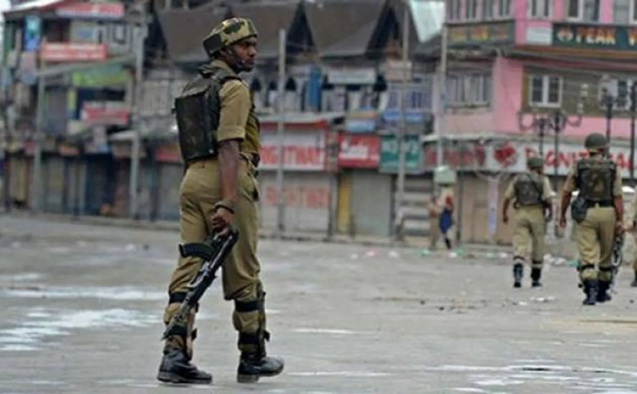 Curfew continues in many parts of Valley after clashes in Anantnag, Shopian