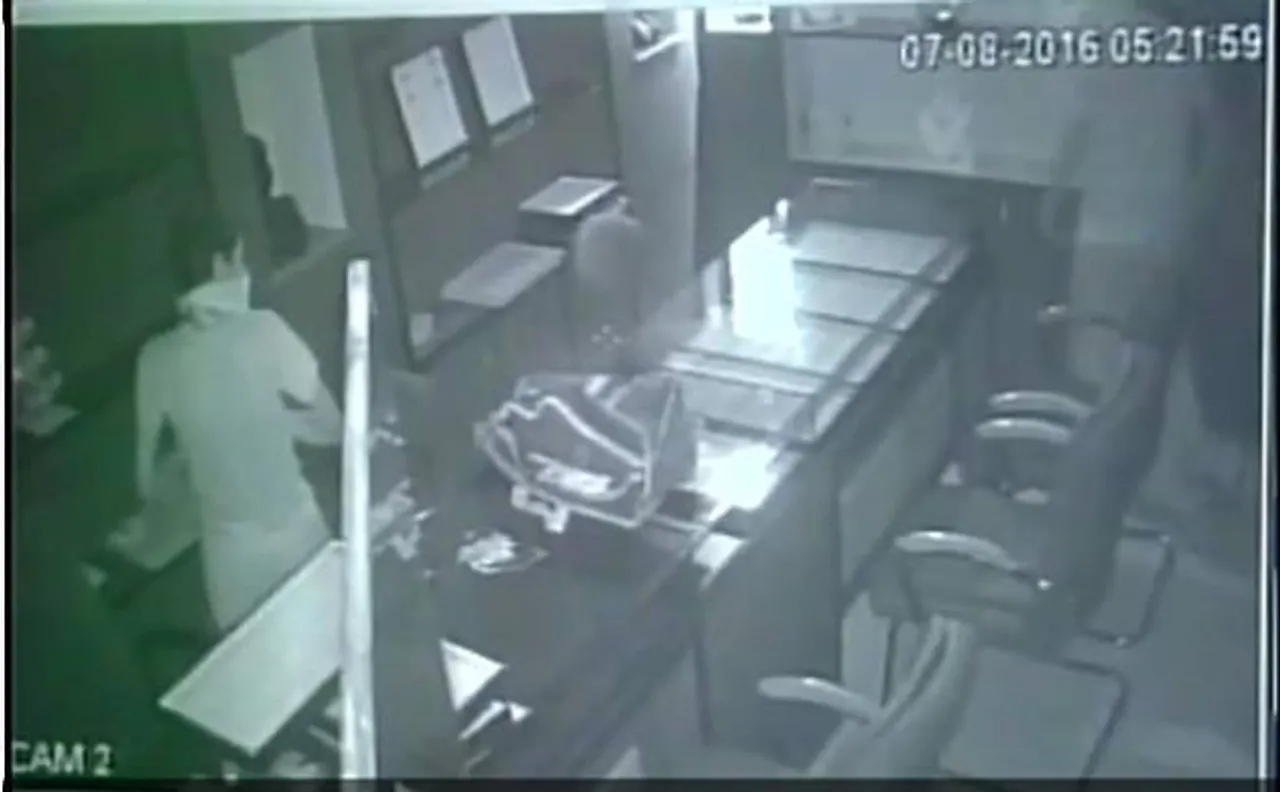Caught on Camera: Thieves rob jewellery showroom in Agra, cops releases video footage