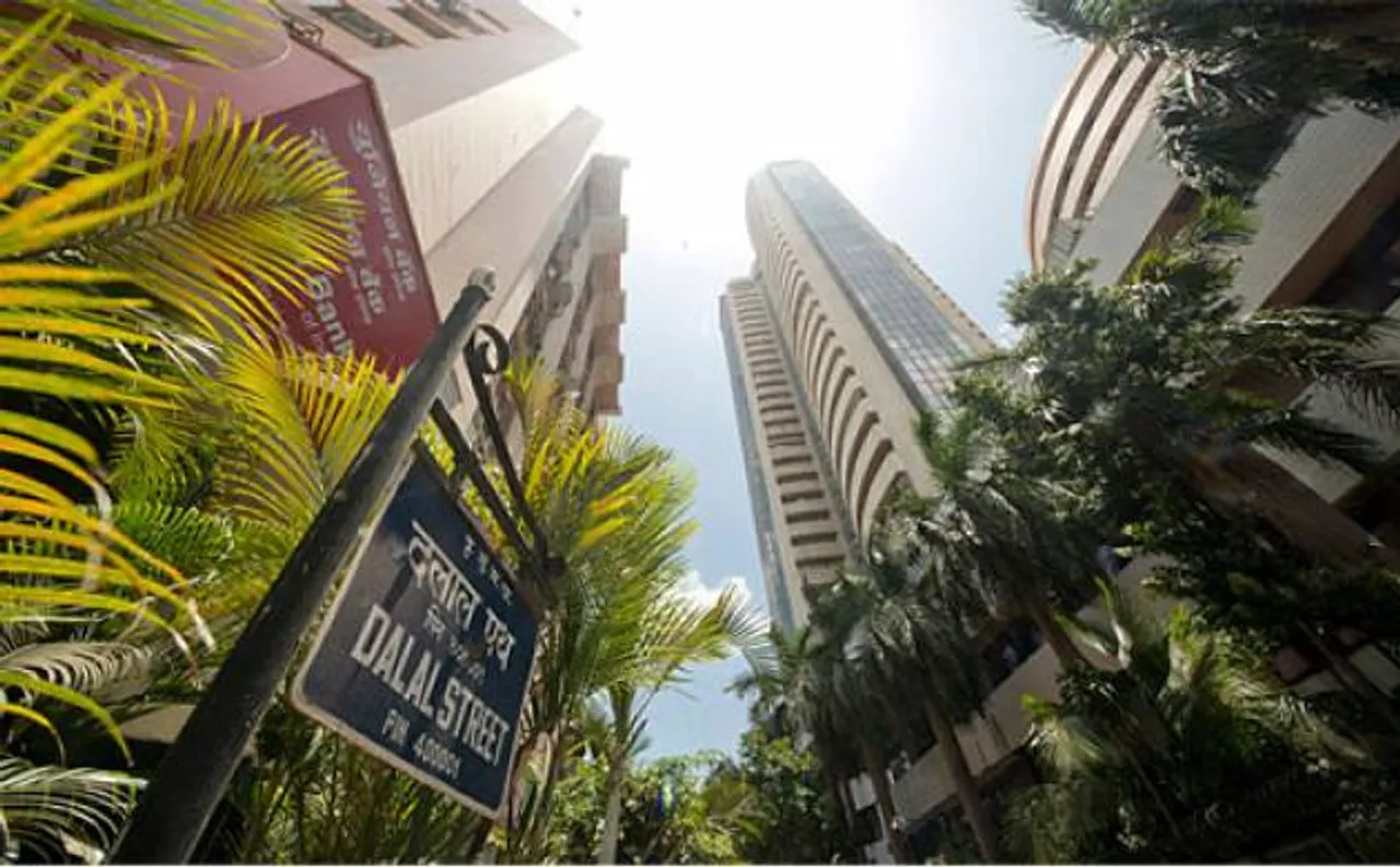 Nifty at over 15-mth high, Sensex up 104 pts on global cues