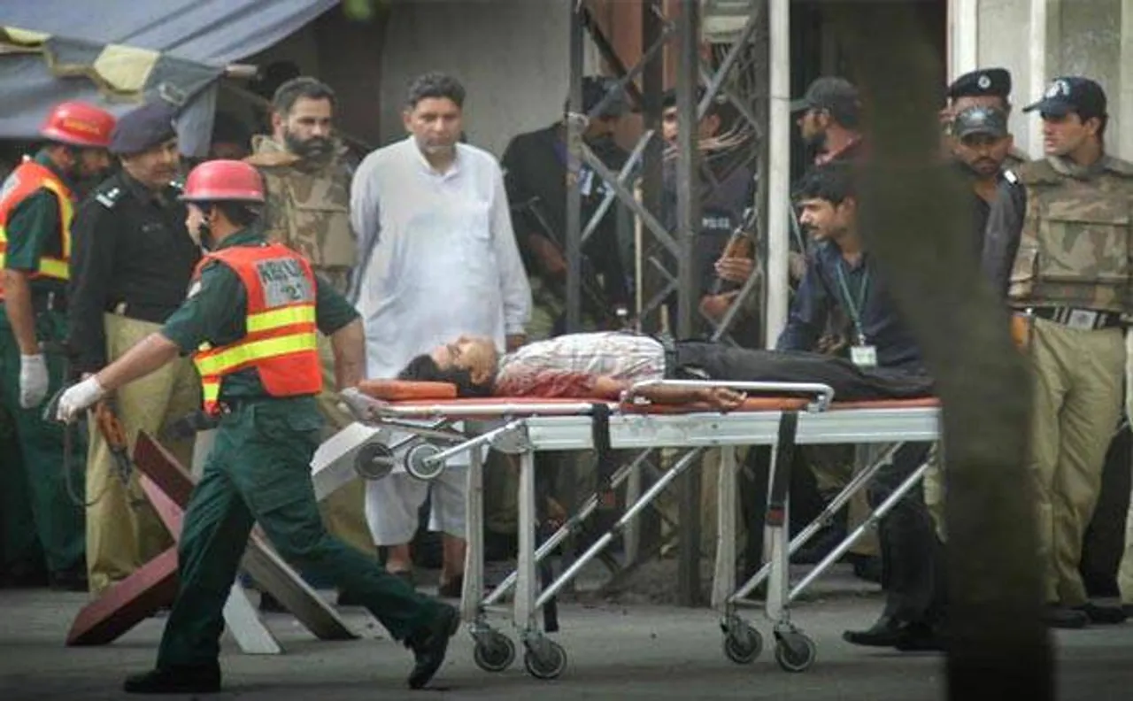 Pak mourns Quetta blast victims, lawyers boycott courts