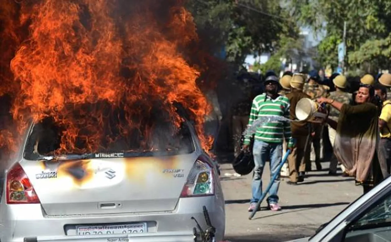 Muzaffarnagar: Minor girl crushed to death, locals set the vehicle afire