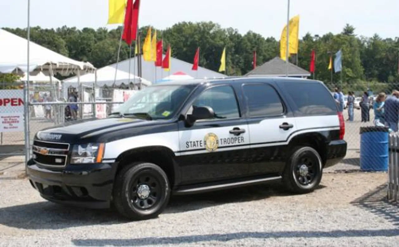Police and emergency rescuers respond to reported mall shooting in Raleigh (US)