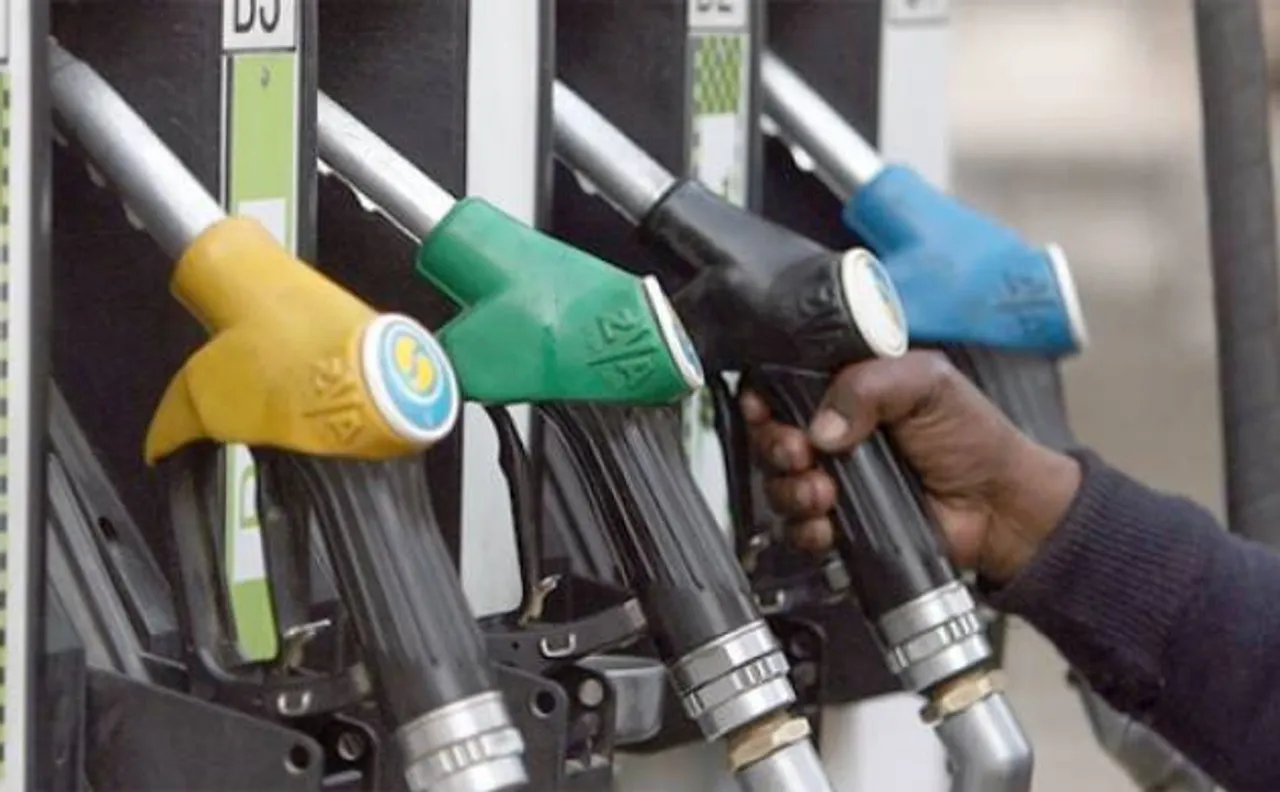 On 70th Independence Day, petrol price slashed by Re 1 per litre, diesel by Rs 2 per litre