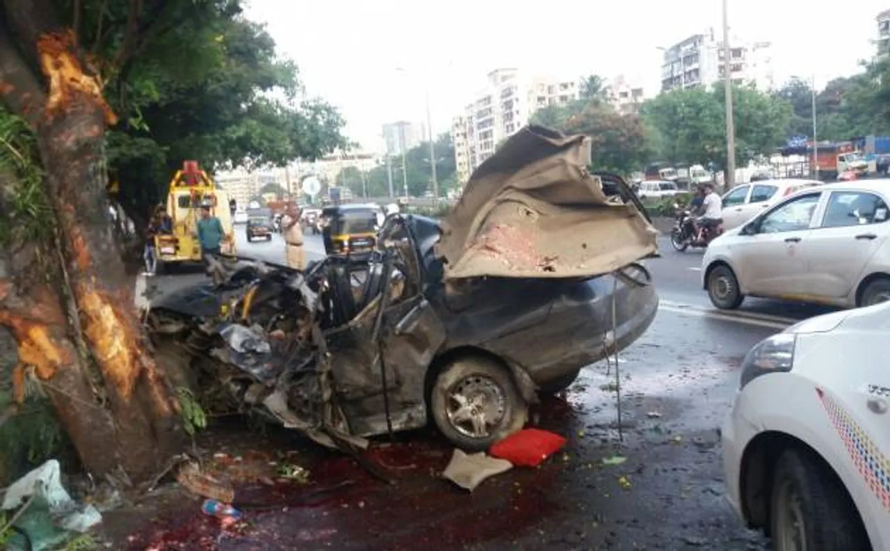 Five killed after a speeding car rammed into tree in Mumbai