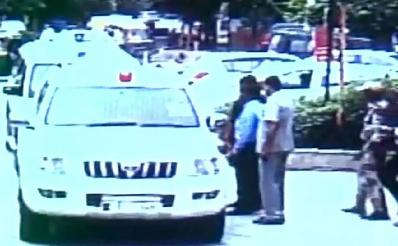 Union Minister Mahesh Sharma apologises after his bodyguard caught on camera thrashing society guard in Ghaziabad