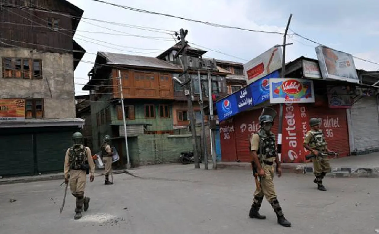 Curfew remains in force in Srinagar, Anantnag and Pampore
