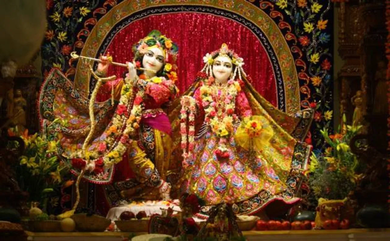 Girgaum Chowpatty offered 5,243-fruit bhoga to mark Krishna Janmashtami 