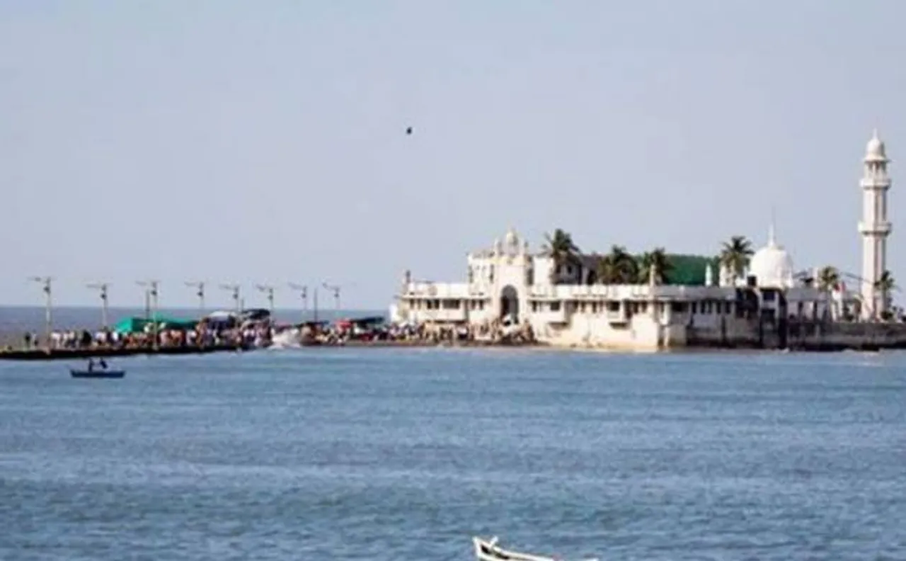 Bombay HC lifts ban on women's entry in the inner sanctum of Haji Ali dargarh