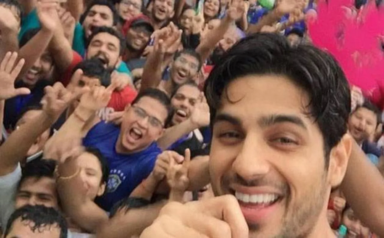 Actor Sidharth Malhotra teaches IIT engineers how to swing to 'Kaala chashma'