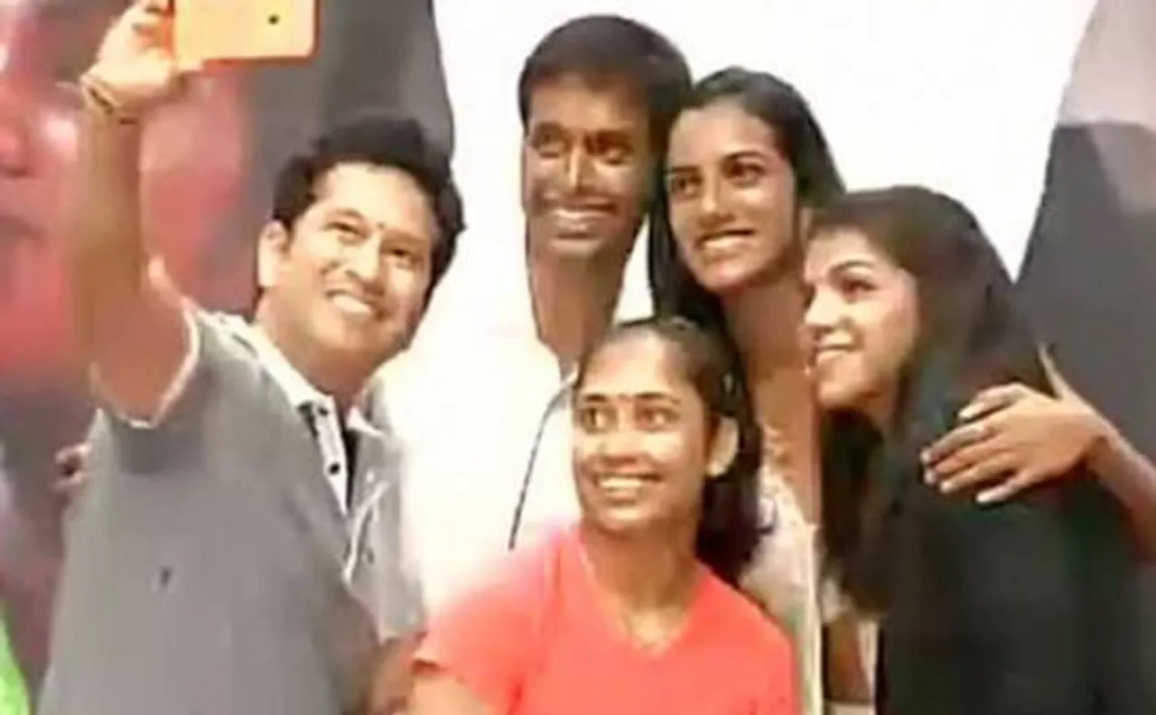 Sachin presents BMW cars to Sindhu, Sakshi, Dipa and Gopichand in Hyderabad