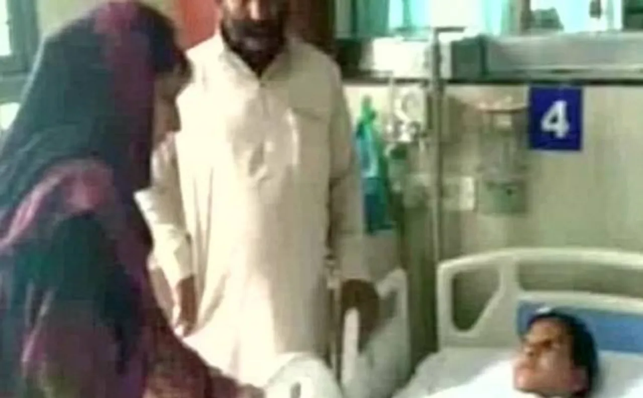 J&K CM Mehbooba Mufti visits AIIMS to meet pellet gun survivor, promises to restore her eyesight
