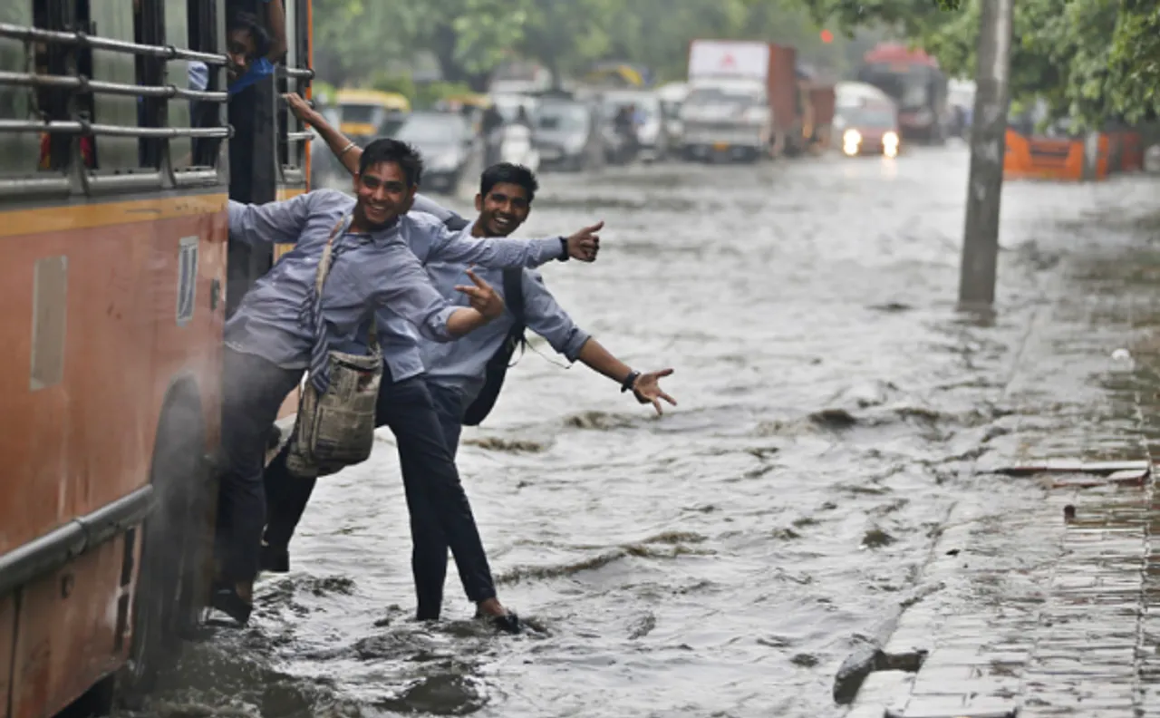 Heavy downpour brings traffic woes in Delhi, leads to dip in mercury level