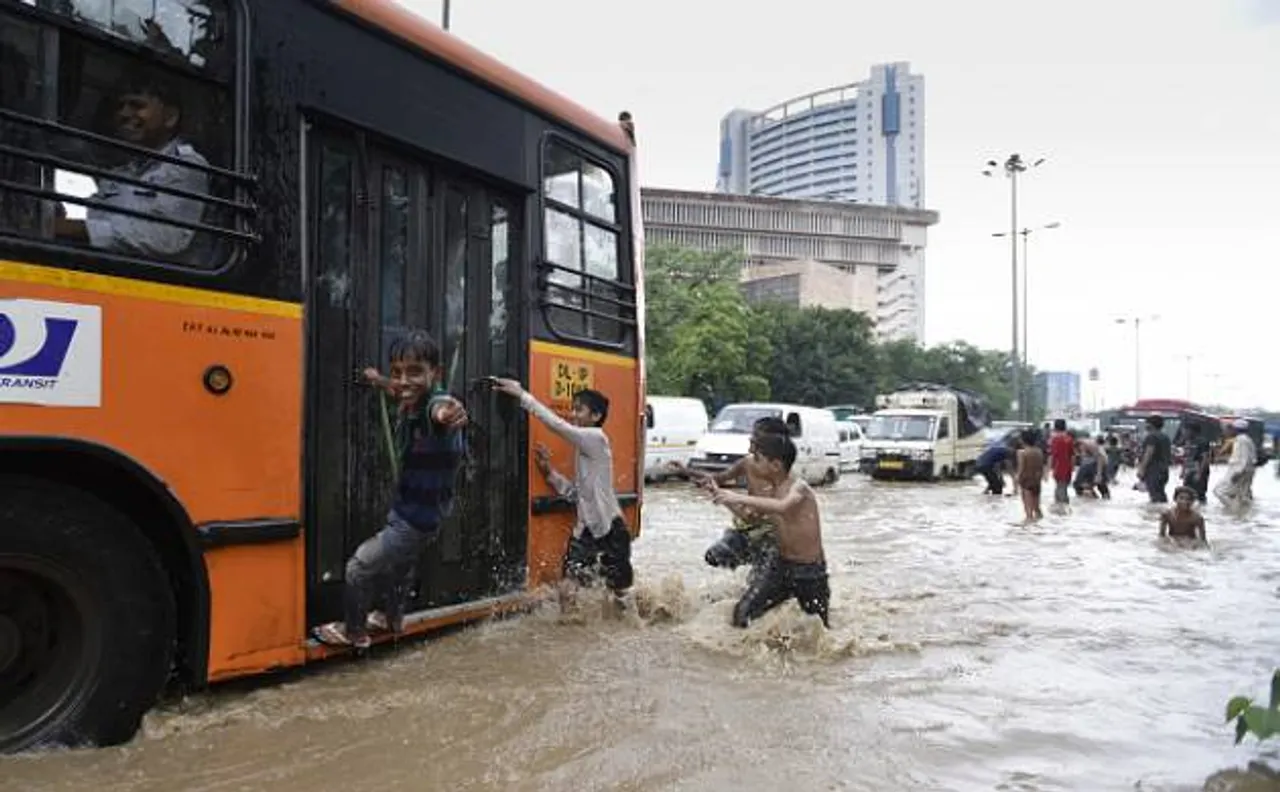 Heavy rain lashes Delhi for 2nd consecutive day; traffic crawls   
