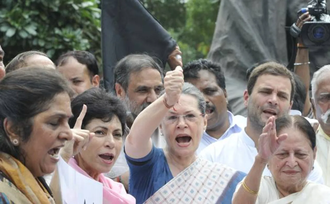Cong woman wing protests outside AAP office in CD case