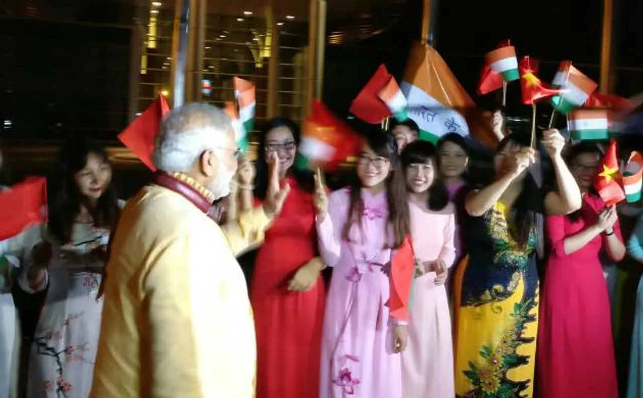 Indian expatriates in Vietnam greet PM Modi at hotel