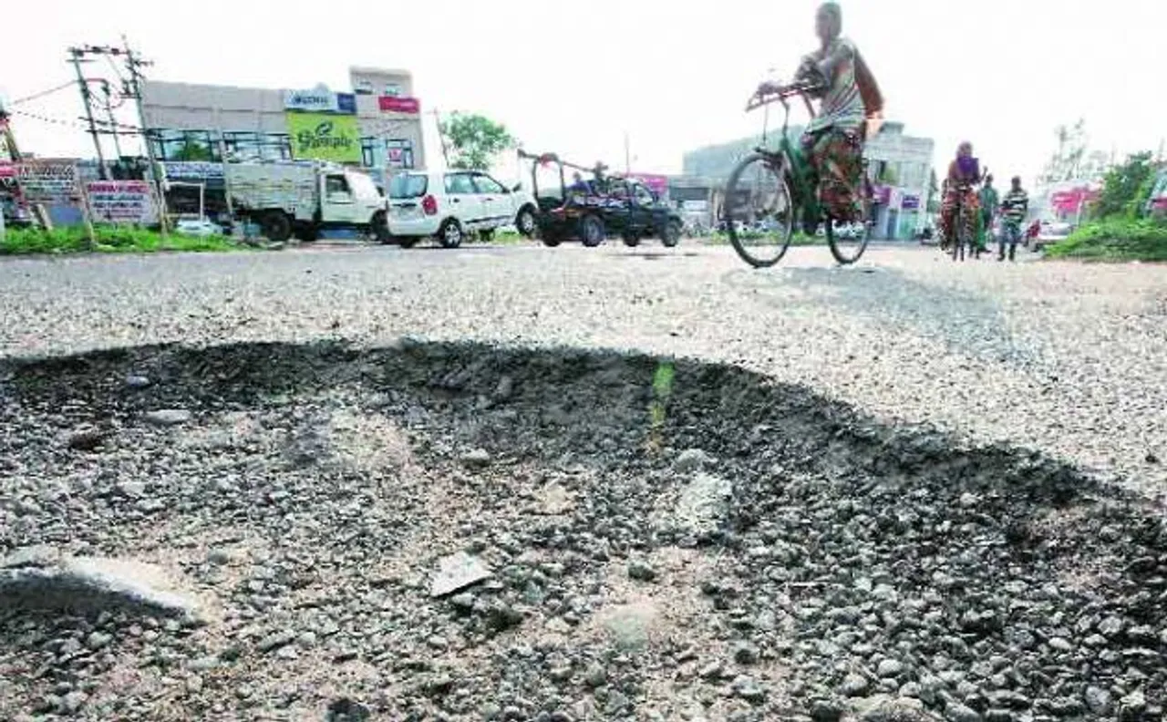 Maharashtra's 'Manjhi': Man repairs potholes after wife's injury