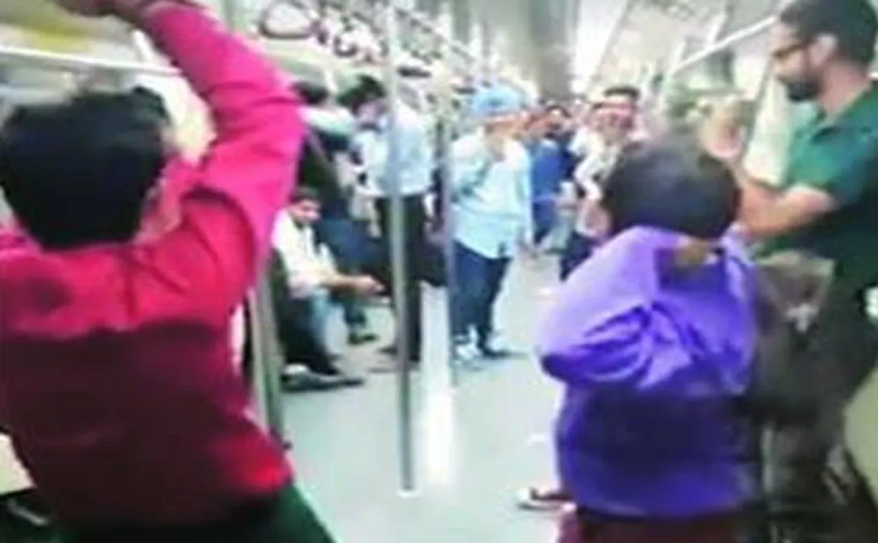 Viral video: Students break into â€˜naginâ€™ dance on â€˜Cheap Thrillâ€™ beats in Delhi Metro