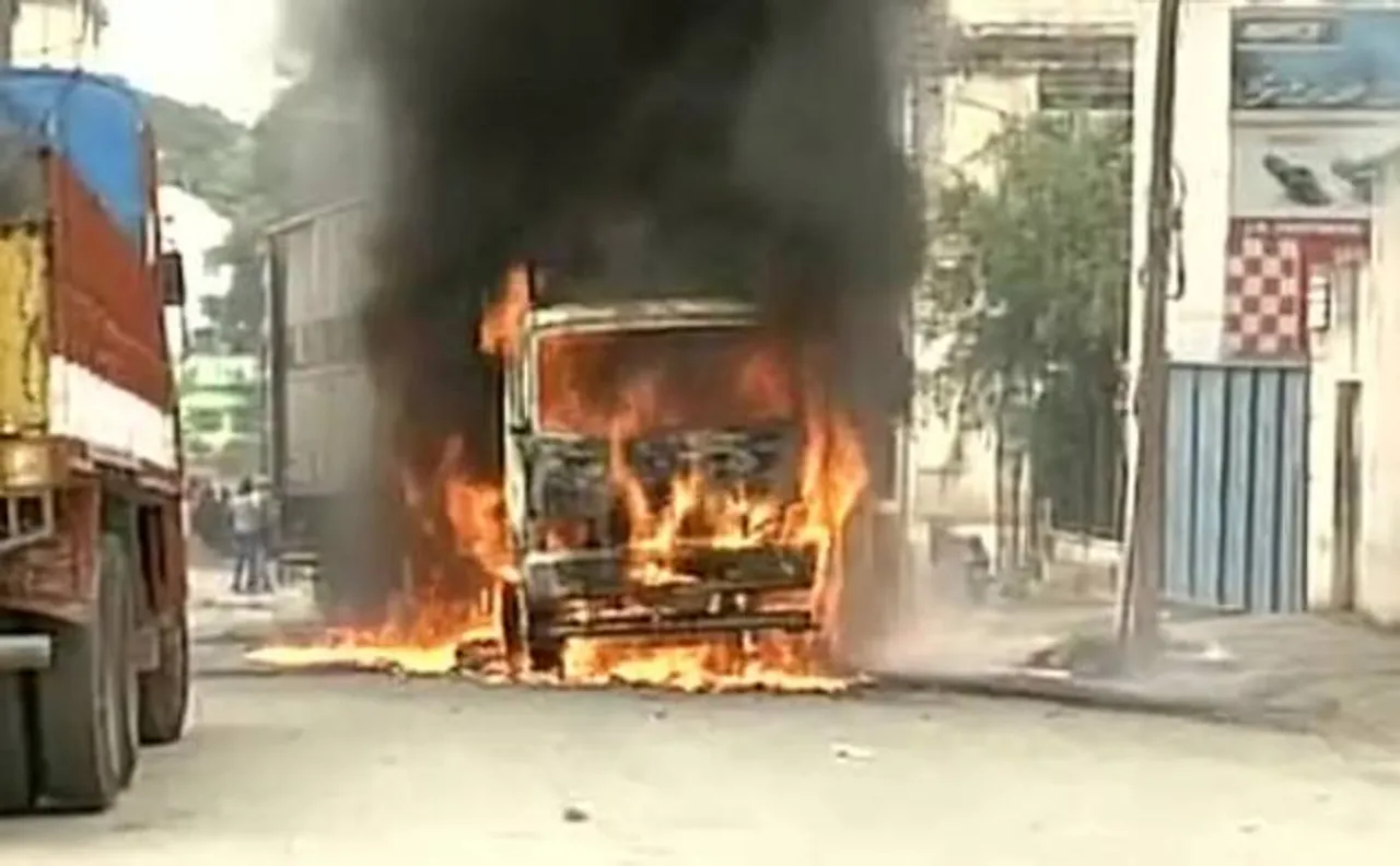 Pro-Kannada activists vandalise shops and buses in Bengaluru; security deployed near Tamil poet Thiruvalluvar's statue 