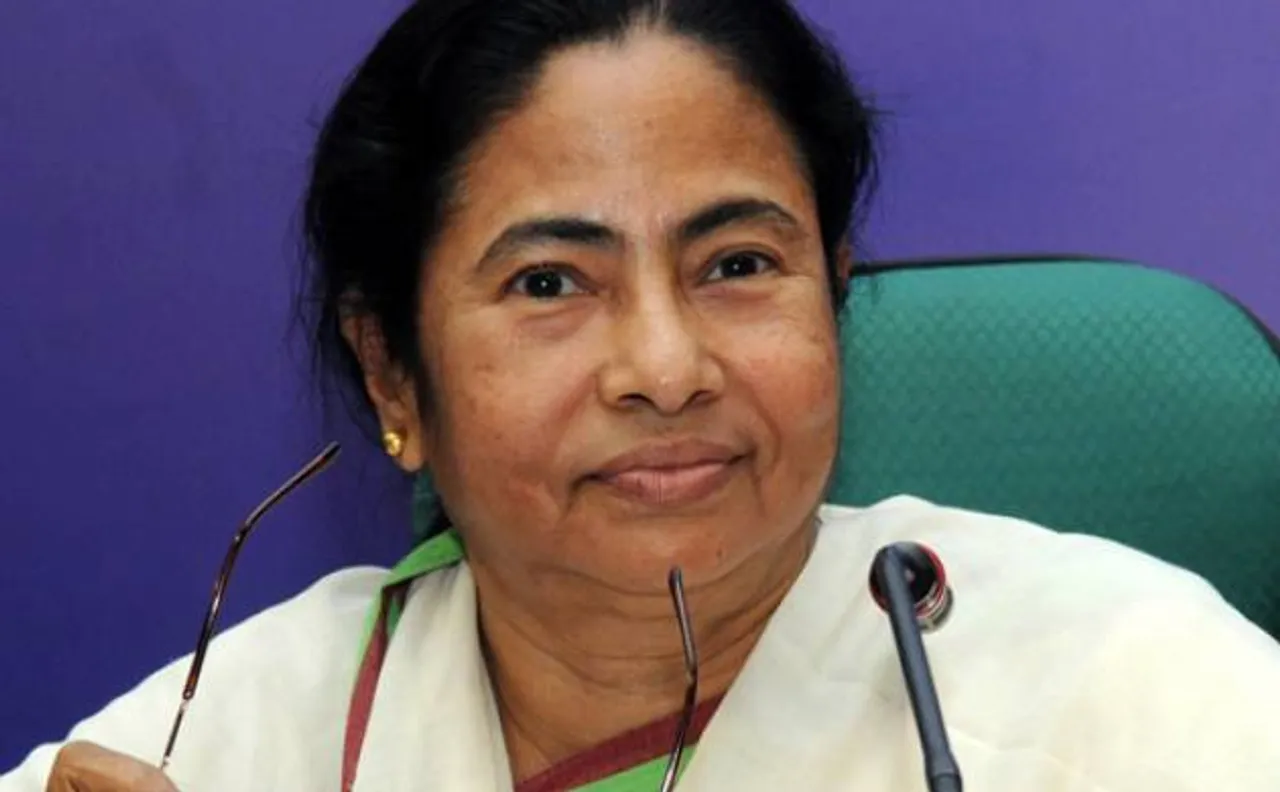  Mamata Banerjee to return 9,117 land records, give away cheques to 800 farmers in Singur 