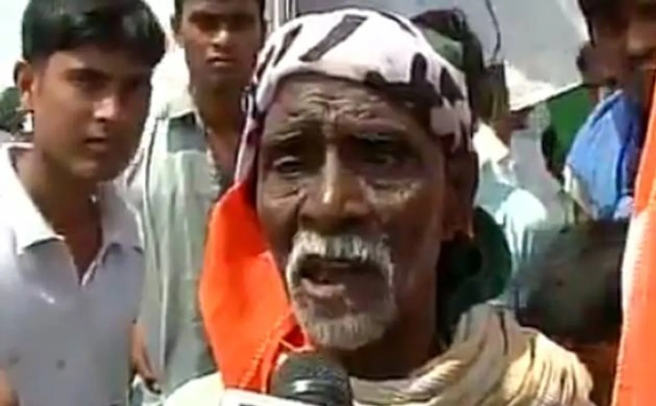 Watch: One farmer is upset as he couldn't get the khat from Rahul Gandhi's khat sabha in Mirzapur