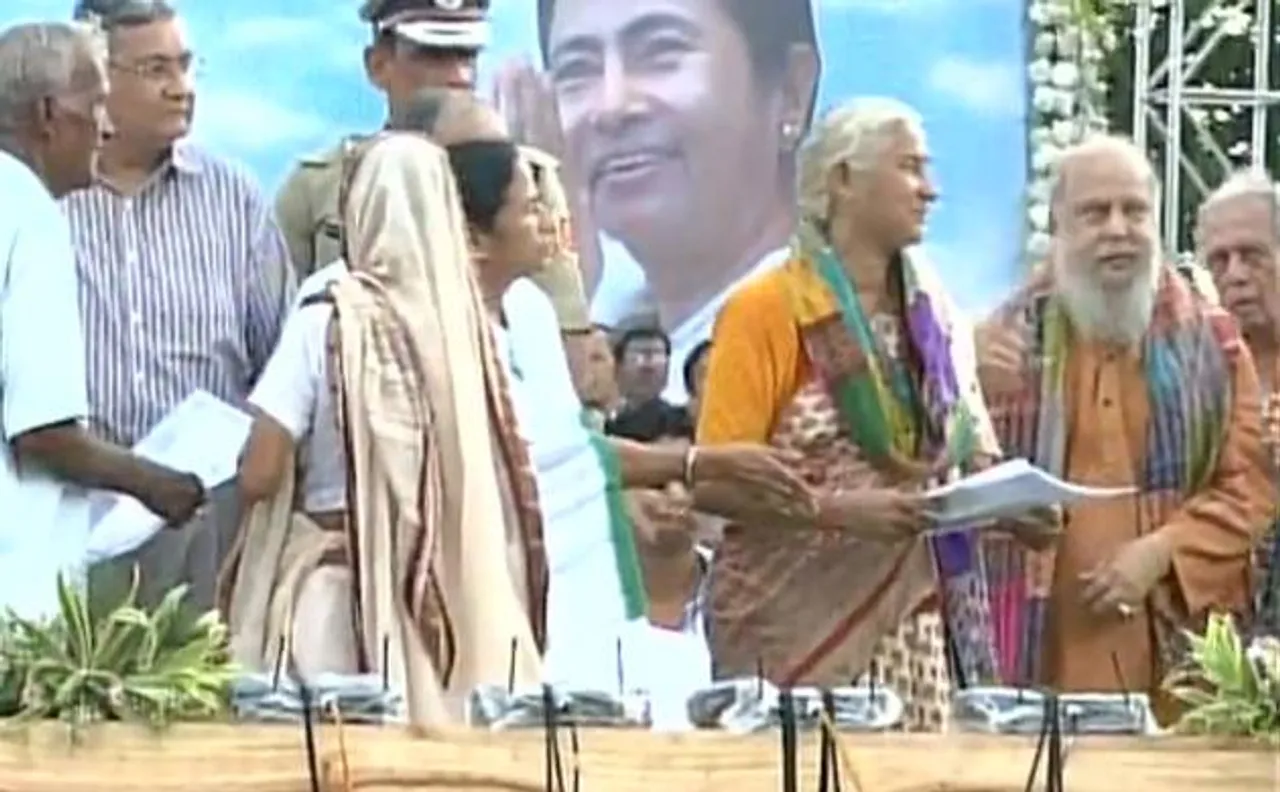 Singur Tata Nano row: Mamata Banerjee hands over 800 compensation cheques to farmers