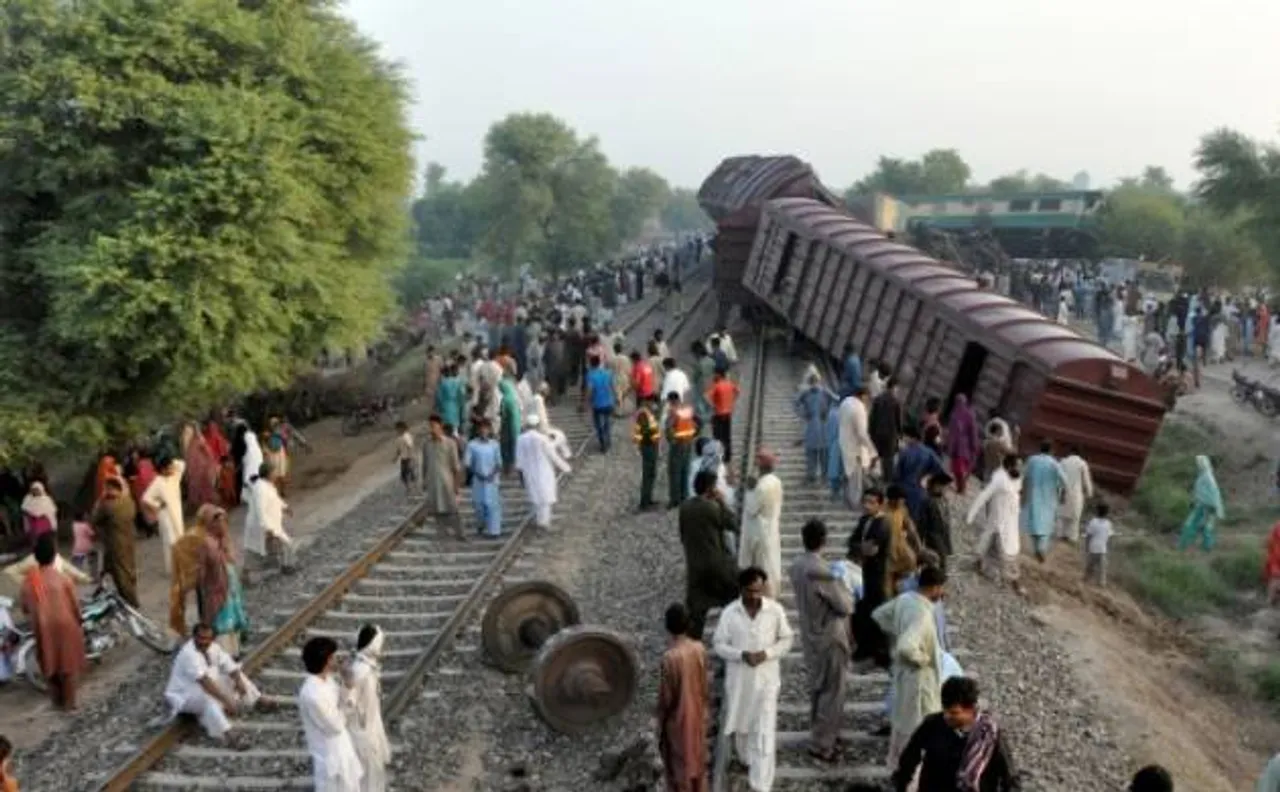 6 dead, over 150 injured in train collision near Multan in Pakistan